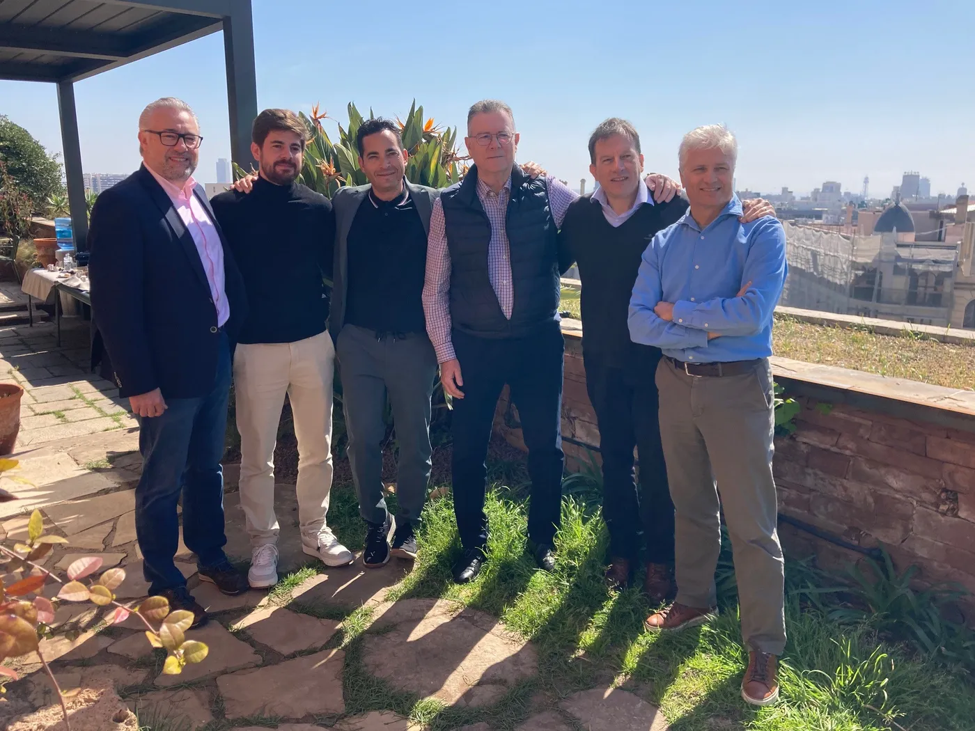 El consejo de administración de Mediavanz, de pie en una terraza al sol